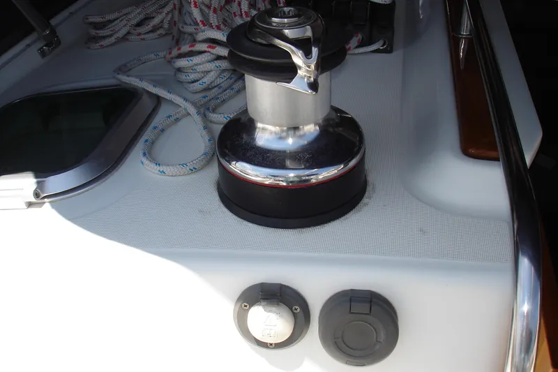 Main cabin top-electric winch