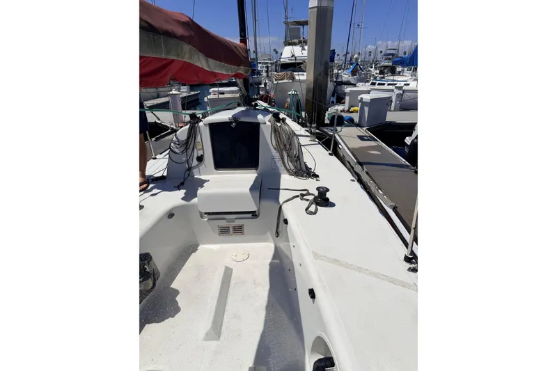 Sailboat docked at marina, Flying Tiger 10M, 2007 model, with visible cockpit and rigging.