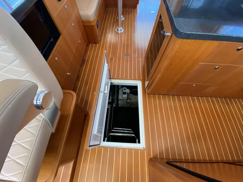 Salon engine room hatch