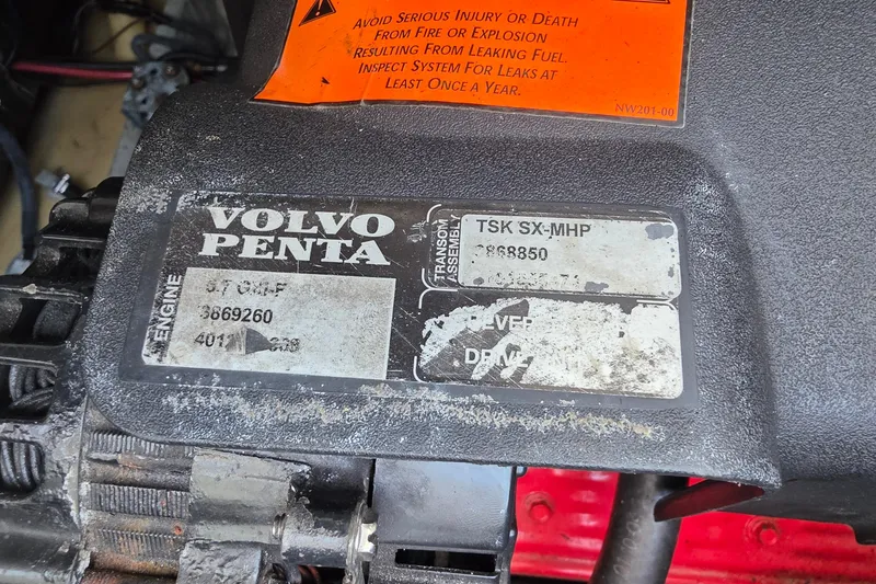 Volvo Penta engine label on a 2001 Doral 250se boat, showing model and safety warning.