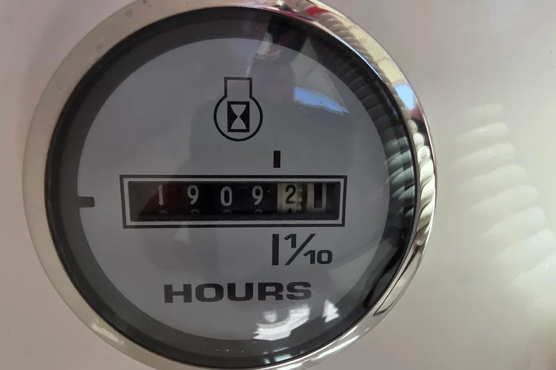 Hour meter showing 1909.2 hours on a 2001 Doral 250se boat.