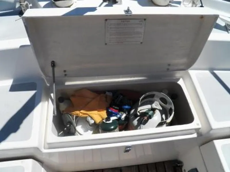 PROPANE LOCKER AT TRANSOM