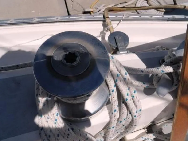 GENOA WINCH NEAR HELM