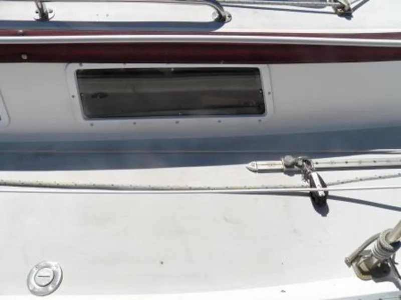 FIXED PORTLIGHT ON CAB. SIDE