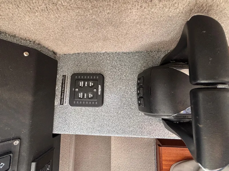 Control panel and throttle of 2023 KingFisher 3025 Destination boat.