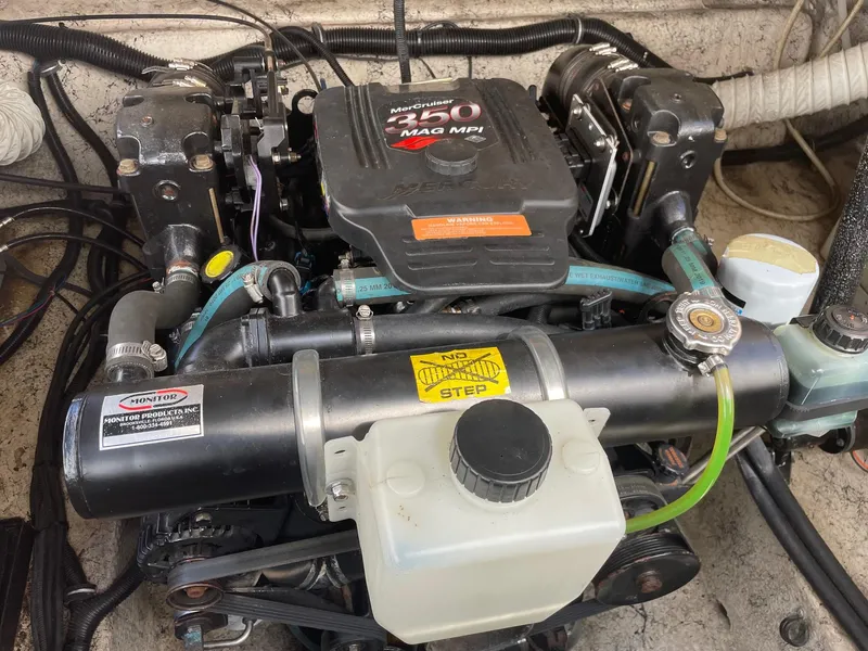 2004 Rinker Fiesta Vee 270