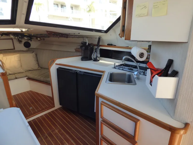 1992 Blackfin 33 Flybridge Sport Fisher