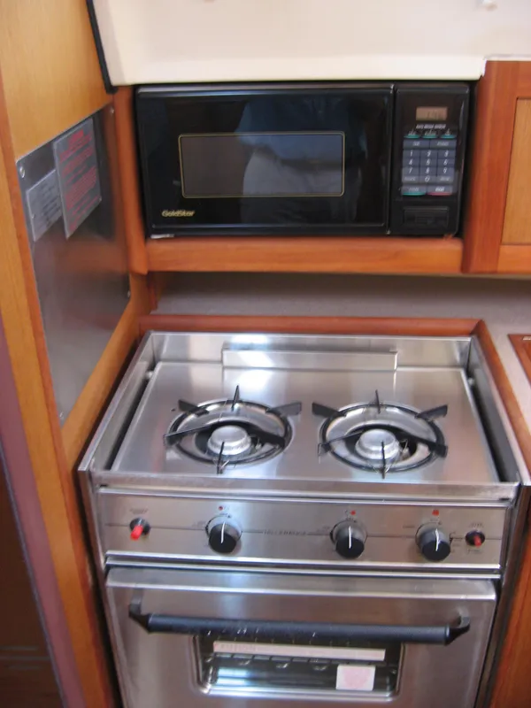 LPG Stove w/Oven & Microwave