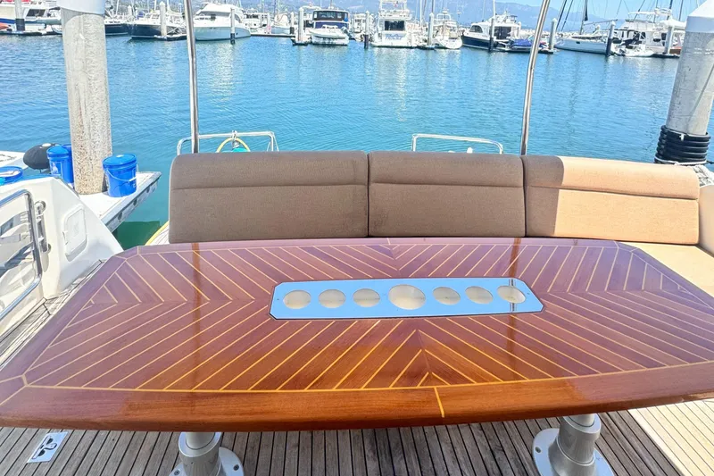 Aft Deck Seating / Lift Table