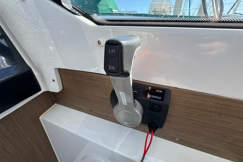 Throttle control of a 2020 Jeanneau NC 795 boat with Yamaha engine interface.