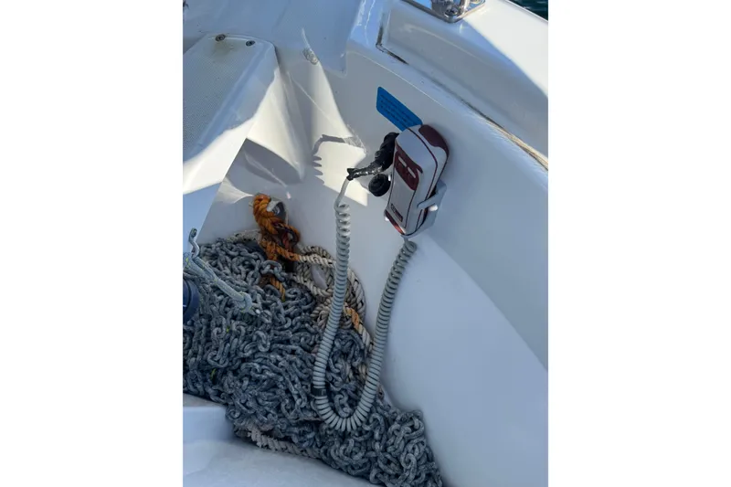 Jeanneau NC 795 boat interior with anchor chain and rope, 2020 model.