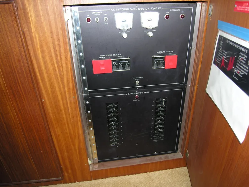 1985 Hatteras 43 Double Cabin