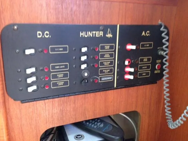 1990 Hunter 28