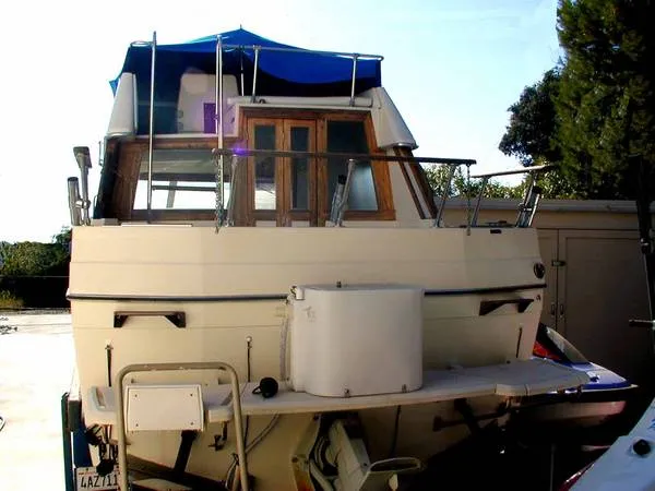 1984 Bayliner 2560 Command Bridge