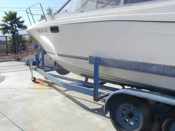 1984 Bayliner 2560 Command Bridge