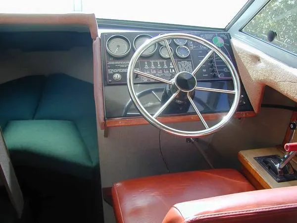 1984 Bayliner 2560 Command Bridge