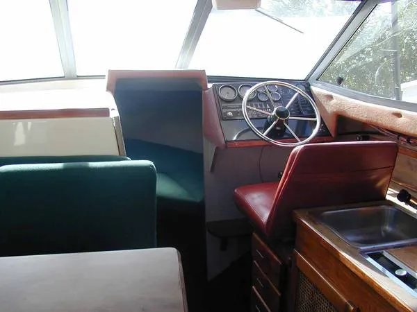 1984 Bayliner 2560 Command Bridge