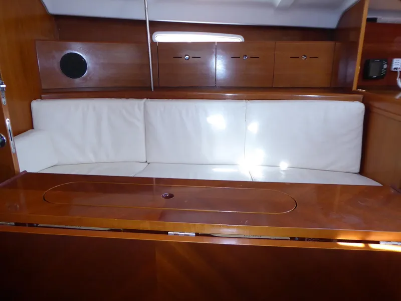 Interior to starboard 2