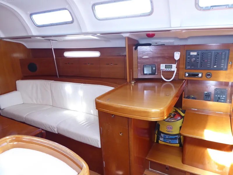 Interior to starboard