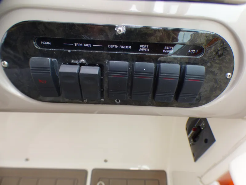 Control panel of a 2001 Cruisers Yachts 340 Express boat.