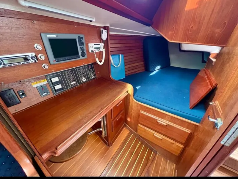 1985 Islander 40