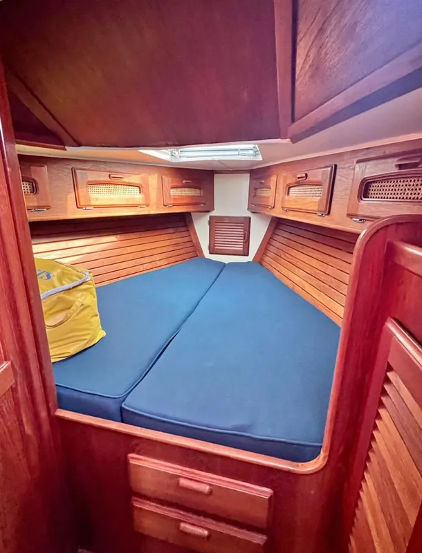 1985 Islander 40