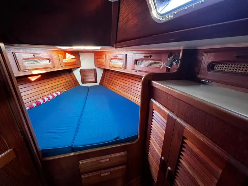 1985 Islander 40