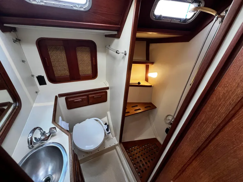1985 Islander 40