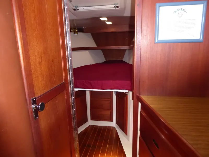 Looking to v-berth