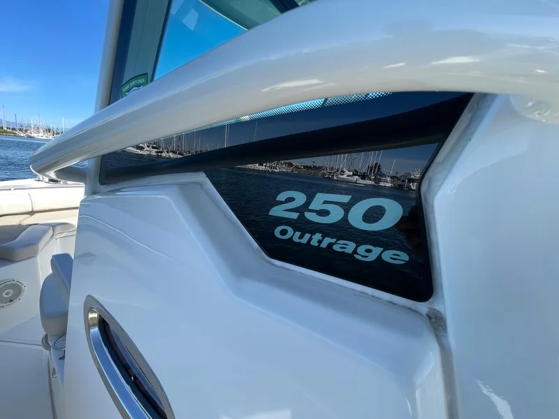 2020 Boston Whaler 250 Outrage