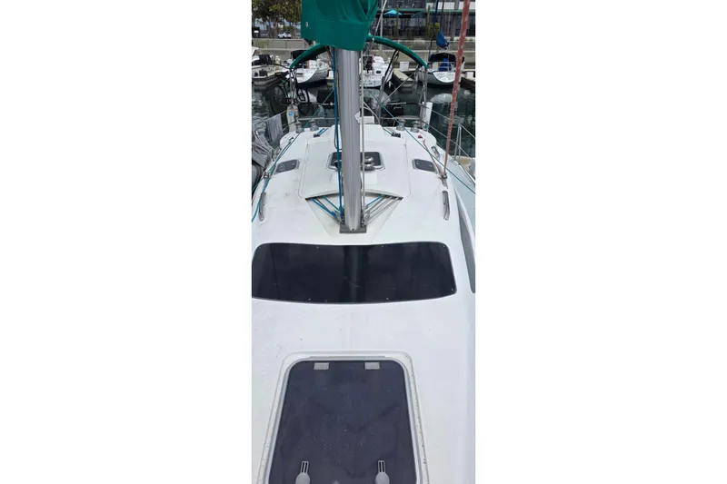 Sailboat deck view of a 1995 Hunter 336, docked in a marina.