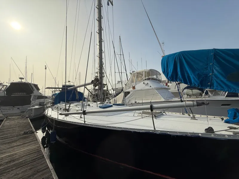 1986 Beneteau Idylle 15.50 sailboat docked at marina, sunlit morning.