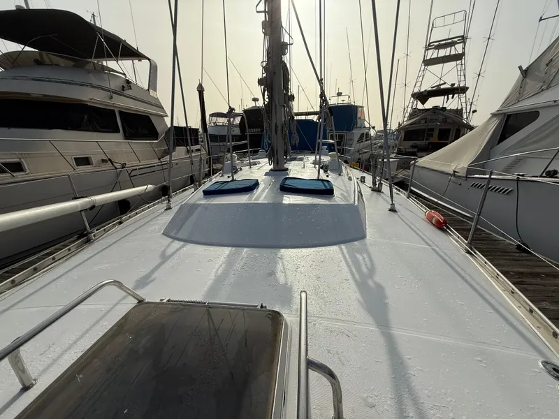 1986 Beneteau Idylle 15.50 sailboat deck view, docked among other boats.