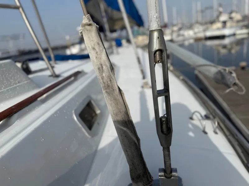 Close-up of 1986 Beneteau Idylle 15.50 sailboat deck with rigging details.