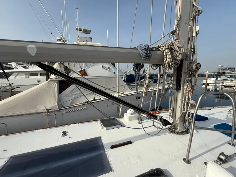 1986 Beneteau Idylle 15.50 sailboat deck with rigging in marina setting.