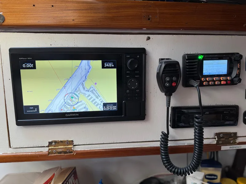 Navigation equipment on a 1986 Beneteau Idylle 15.50 sailboat, featuring Garmin GPS and radio.