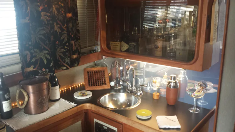 1985 Carver 36 Mariner