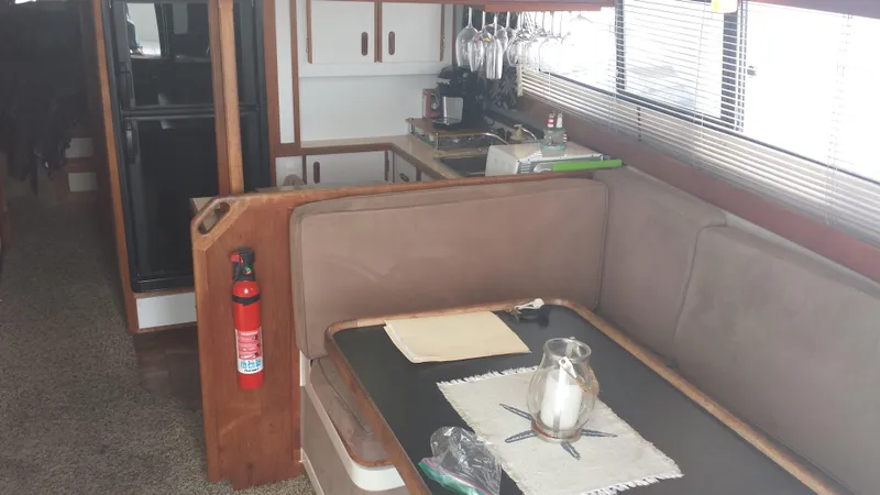 1985 Carver 36 Mariner