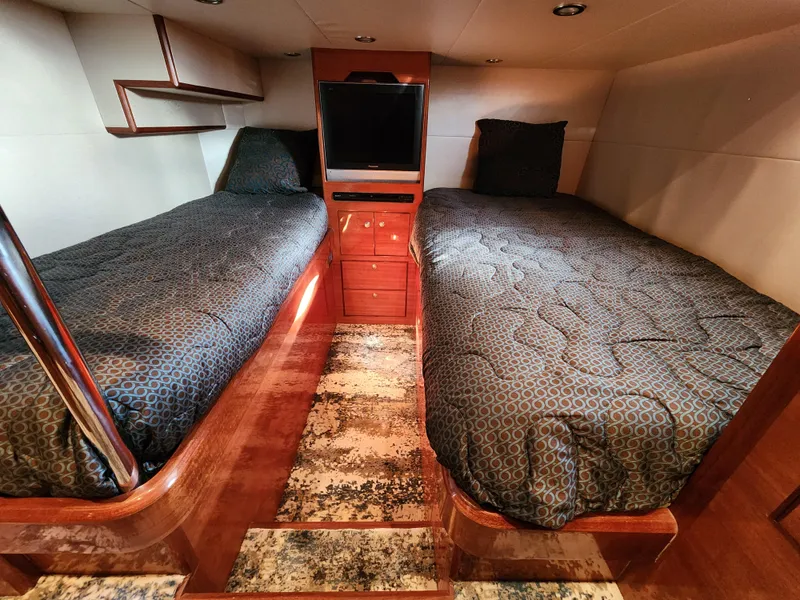 Luxurious 2007 Ocean Alexander Veloce yacht cabin with twin beds and elegant wood finish.