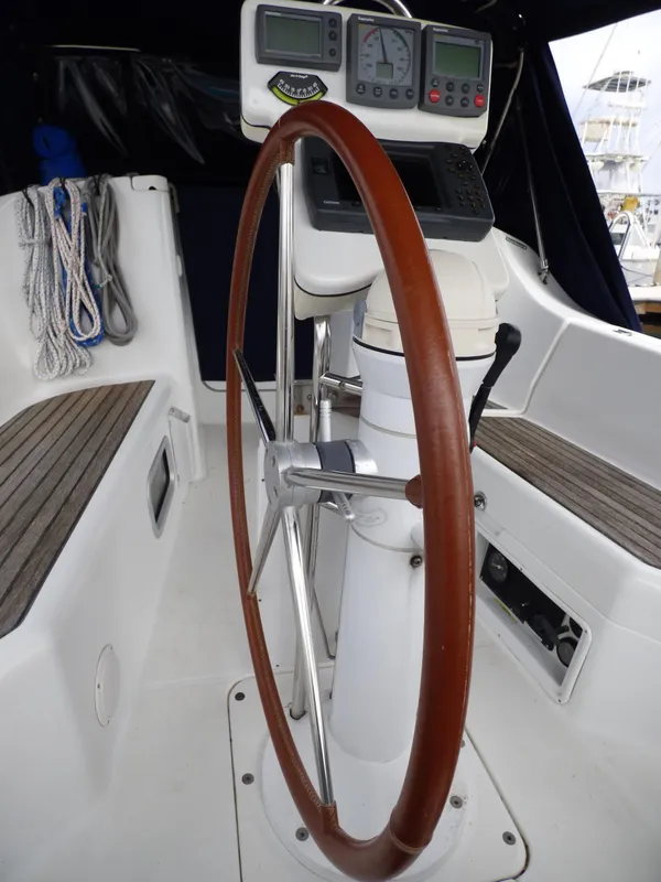 2005 Beneteau 323