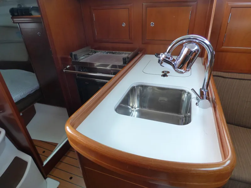 2005 Beneteau 323