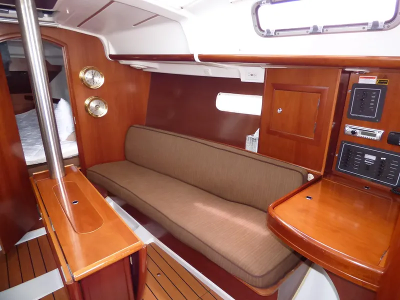 2005 Beneteau 323