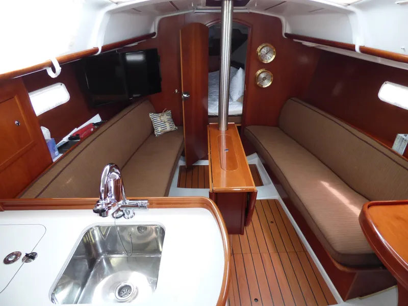 2005 Beneteau 323