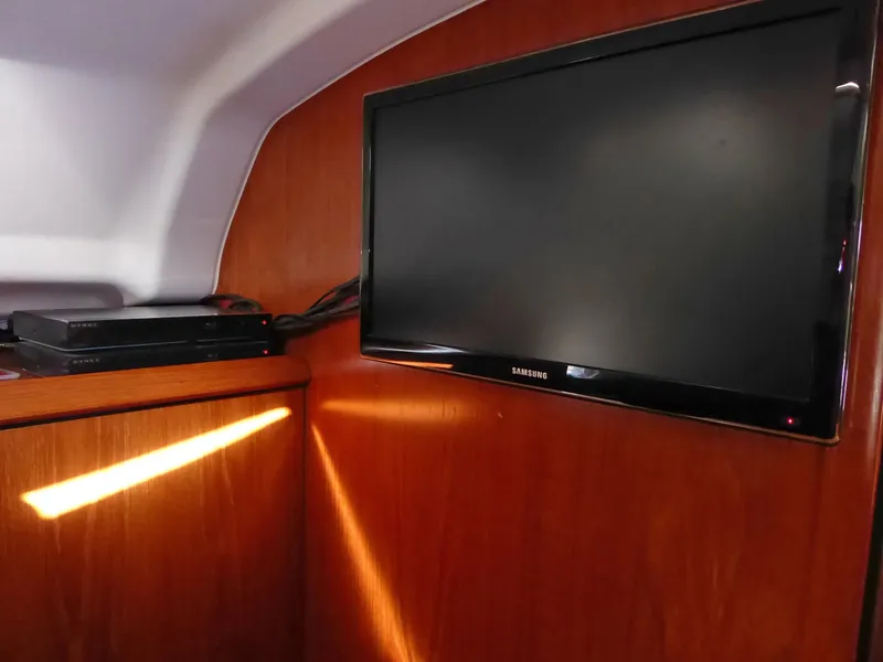 Forward Cabin TV/VCR