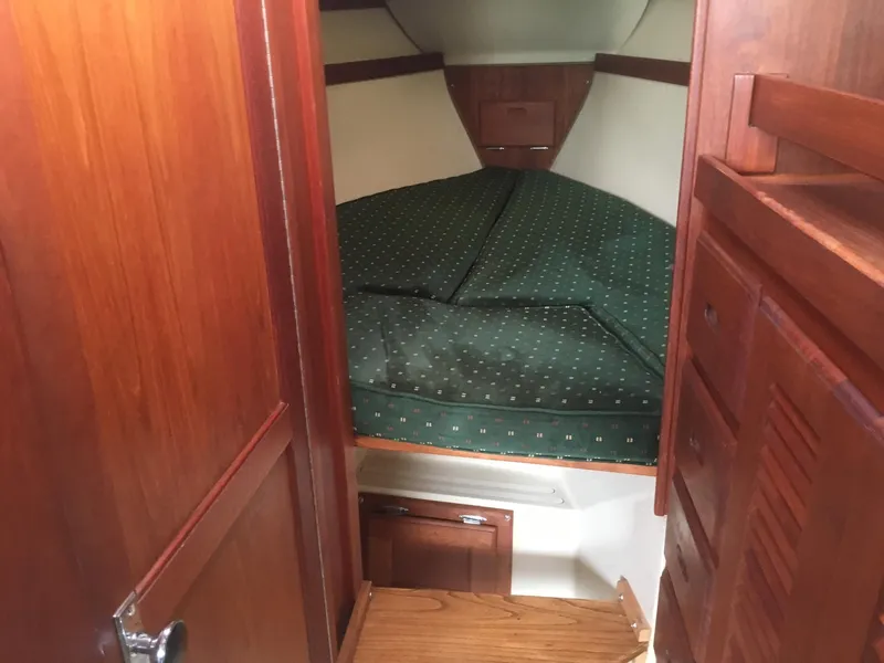 Forward Vee berth