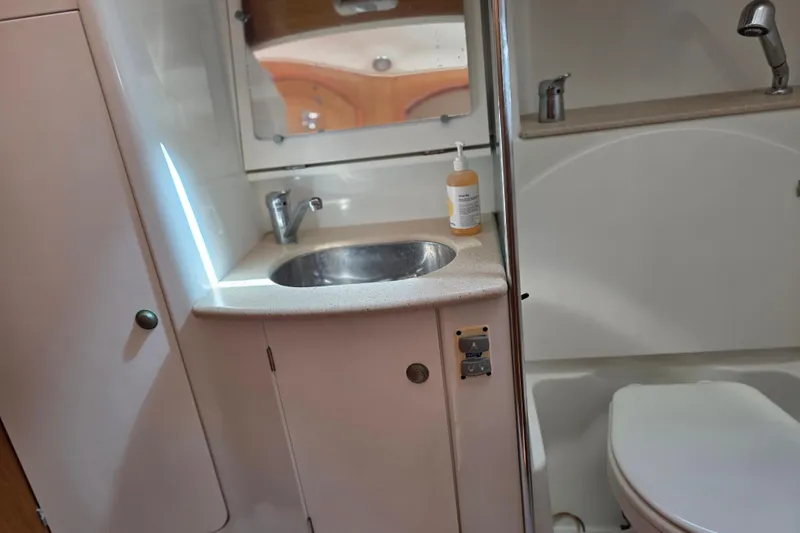Bathroom of Jeanneau Sun Odyssey 49 Performance 2007 yacht.