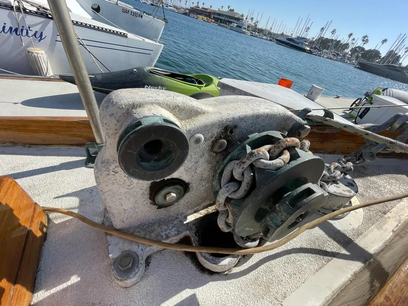 Manual windlass