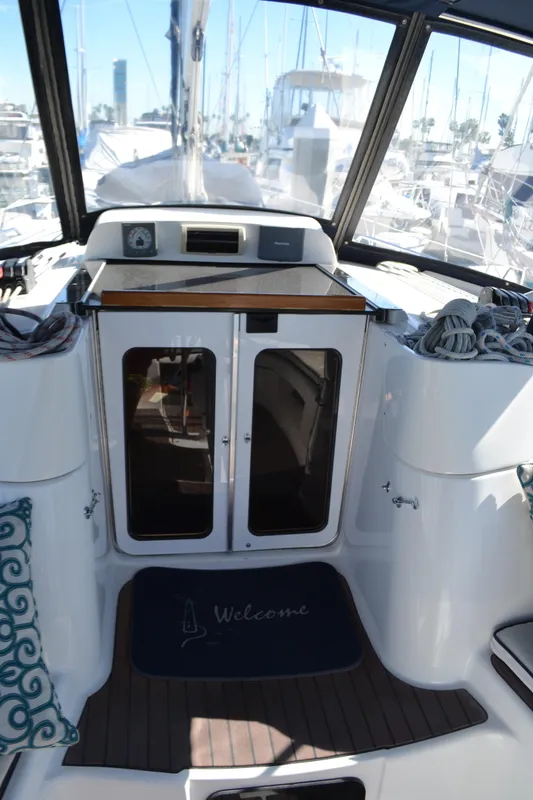 2007 Hunter 44 Deck Salon