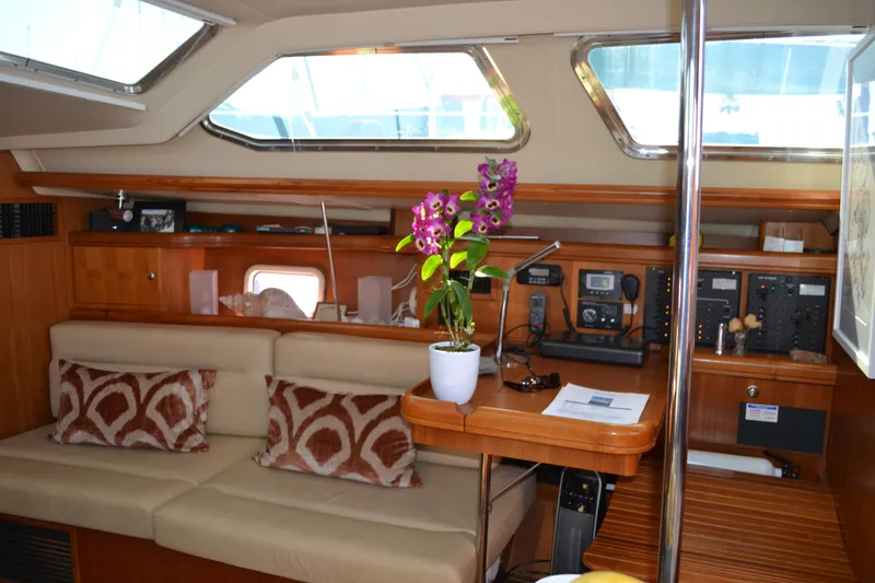 2007 Hunter 44 Deck Salon