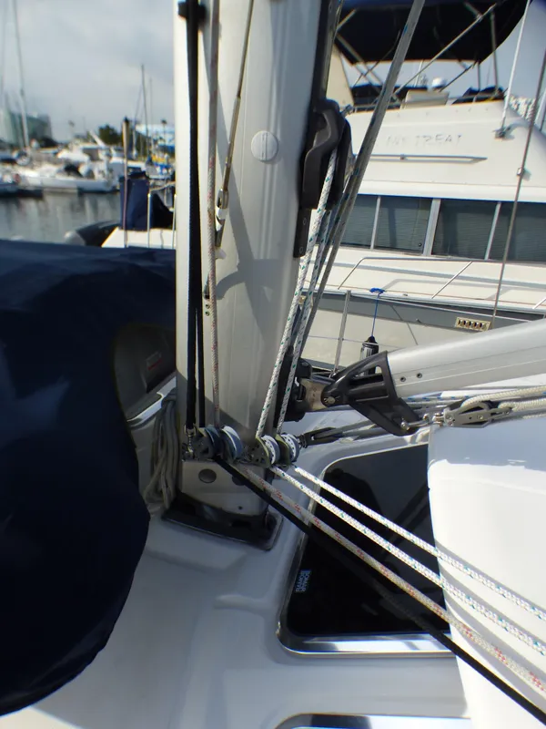 2007 Hunter 44 Deck Salon